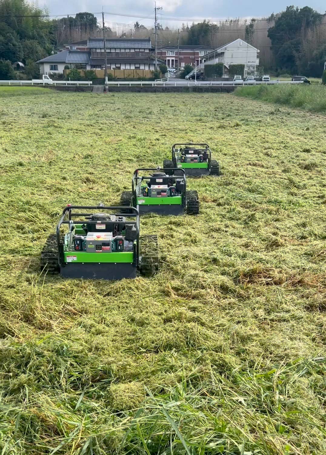 草刈り作業致します 素早く、力強く、草を刈り取る！ラジコン草刈機「タフカル」を全国で